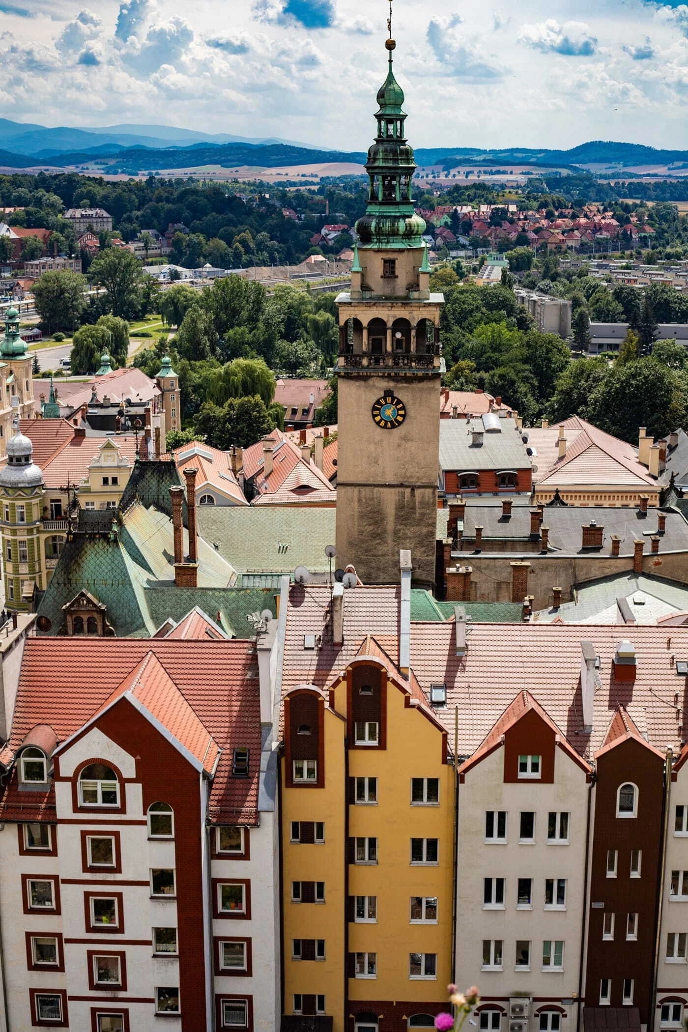 Wieża i panorama miasta w Polsce
