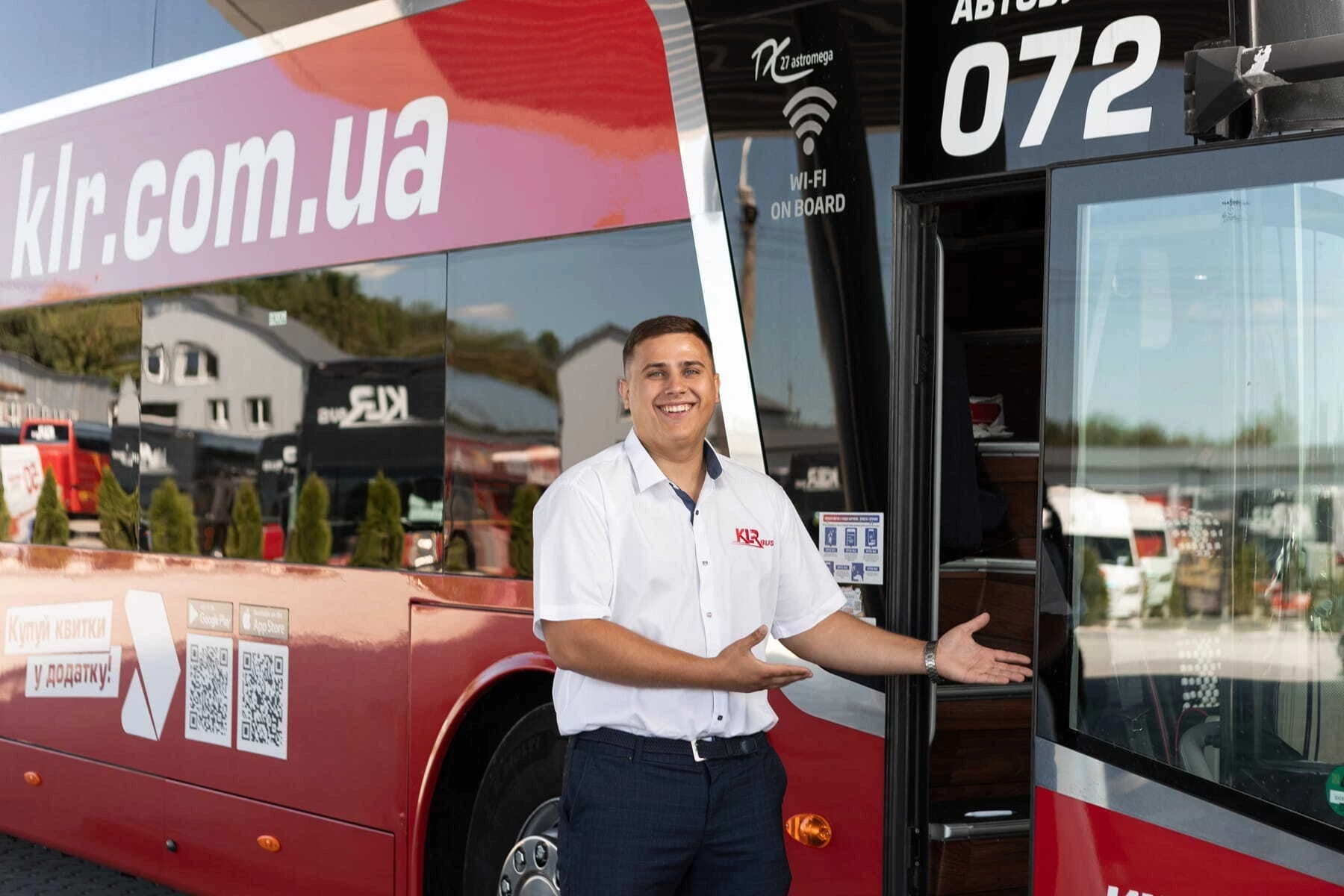 Kierowca KLR Bus przy autokarze